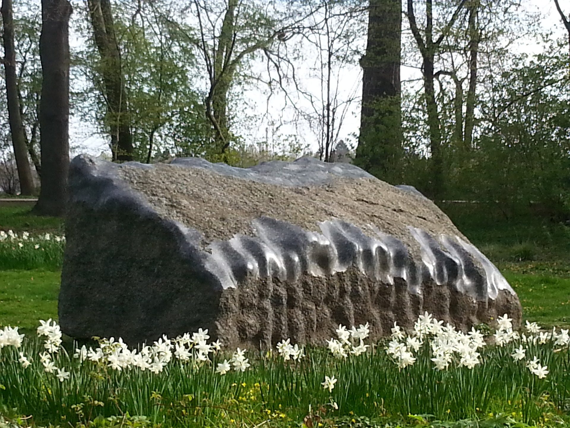 Skulptur mit Narzissen